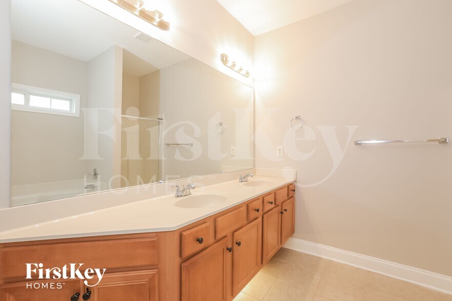 Building Photo - 495 Roland Manor Dr