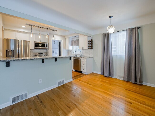 Building Photo - AVAILABLE NOW! Spacious 4-Bed Gem in the Heart of Clawson!