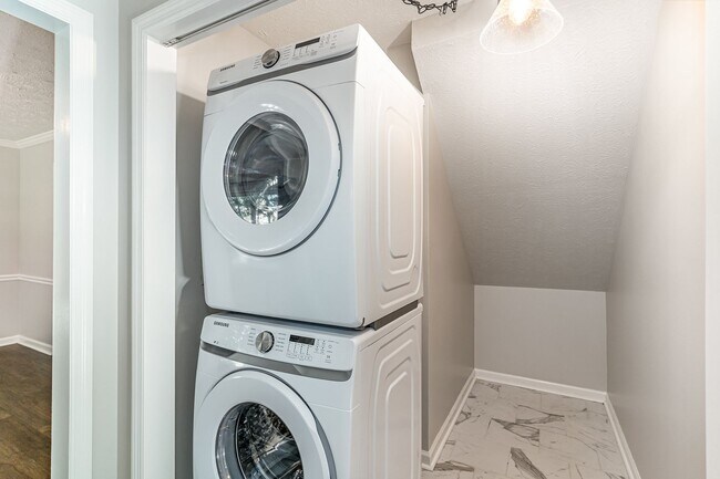 Building Photo - Beautifully maintained and move-in ready 3BR/2.5BA