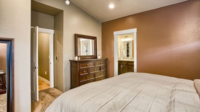 Building Photo - Great Curb Appeal