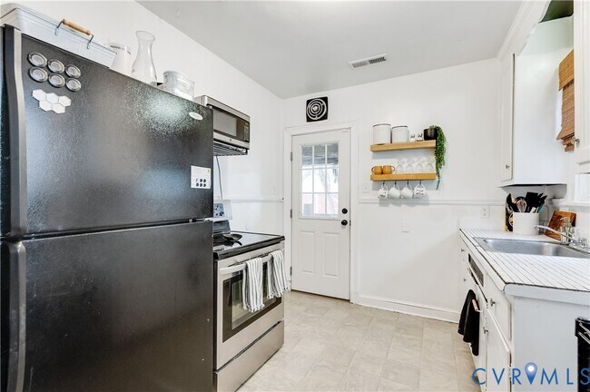 Building Photo - 2103 Pinetree Dr