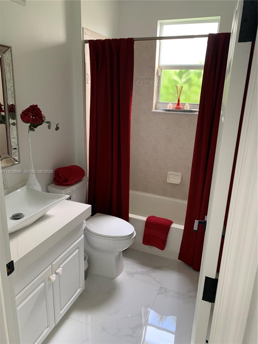 Building Photo - 6013 NW 56th Dr