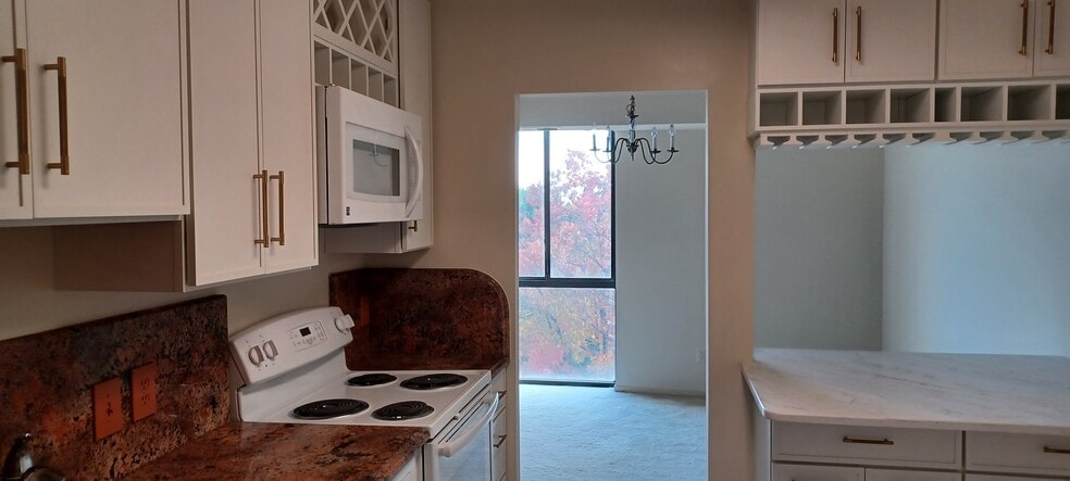 Building Photo - 2311 Pimmit Dr