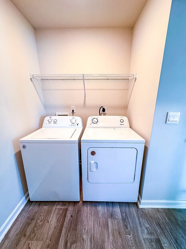 Building Photo - Upgraded 3 Bed, 2 Bath Pet-Friendly Home w...