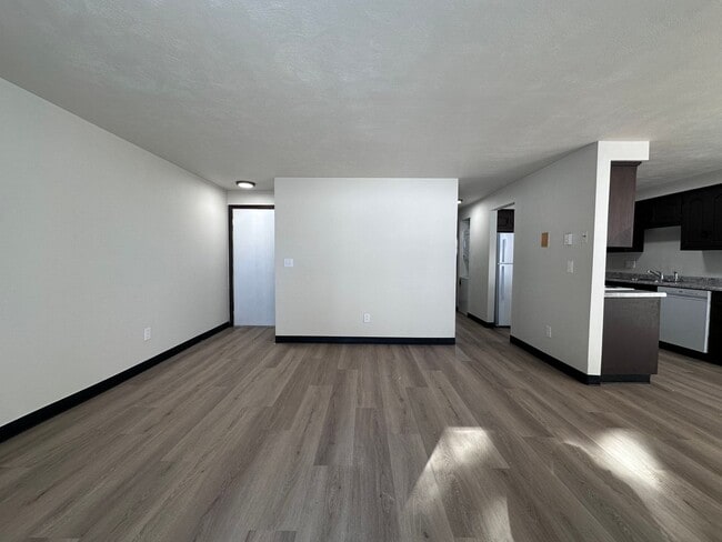 Building Photo - Noble Estates |||