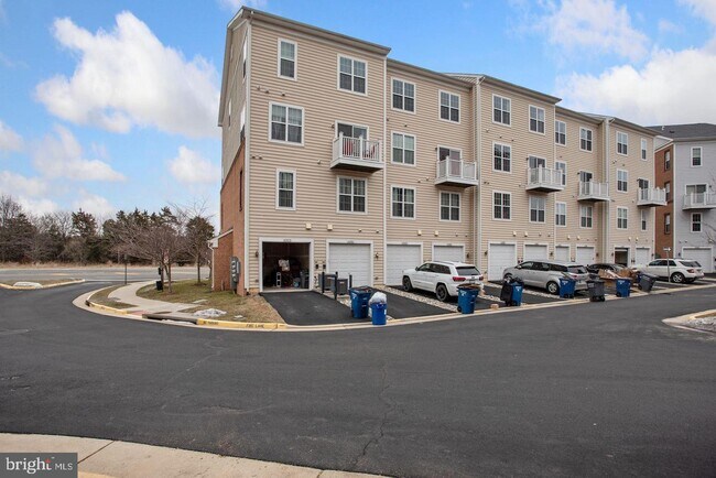 Building Photo - 43881 Centergate Dr