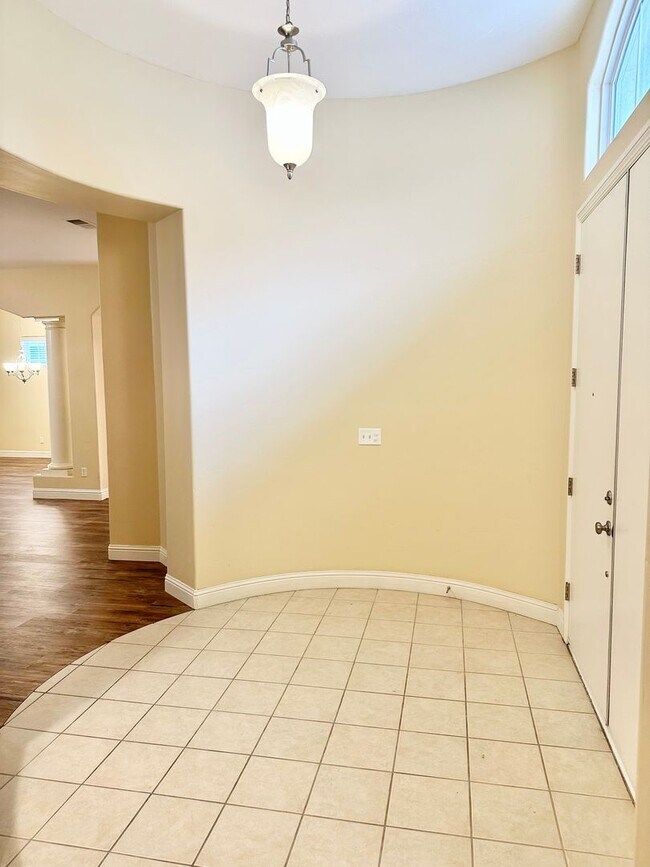 Building Photo - Stunning5 Bedroom North Fresno Granville