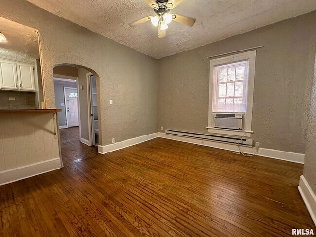 Building Photo - 333 S Douglas Ave