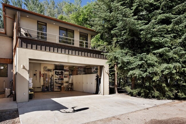 Building Photo - 736 W Smuggler St