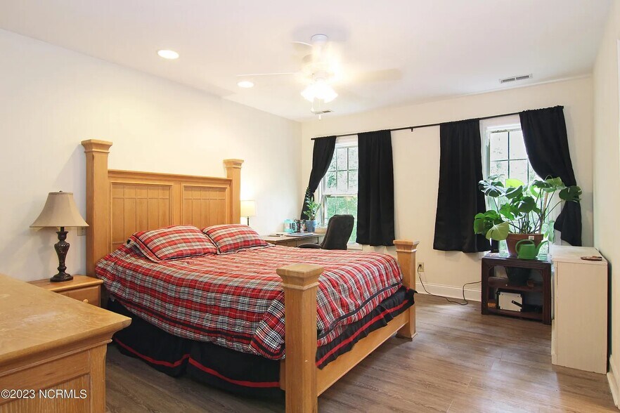 Master Bedroom - 4316 McClelland Dr