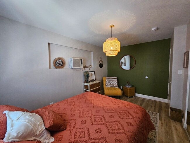 Building Photo - Spacious and Bright 2 Bed / 1 Bath with a ...