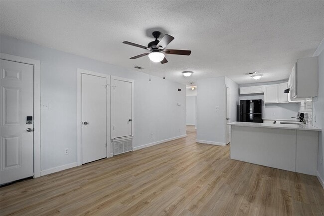 Building Photo - 520 Lenora Dr