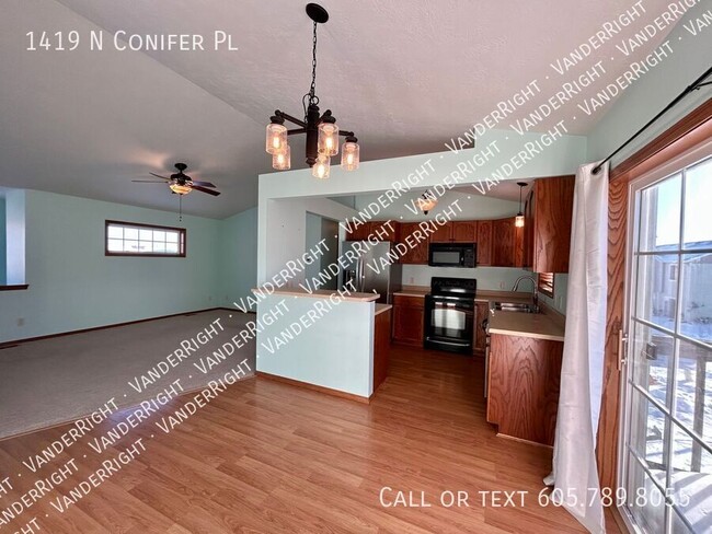 Primary Photo - 1419 N Conifer Pl