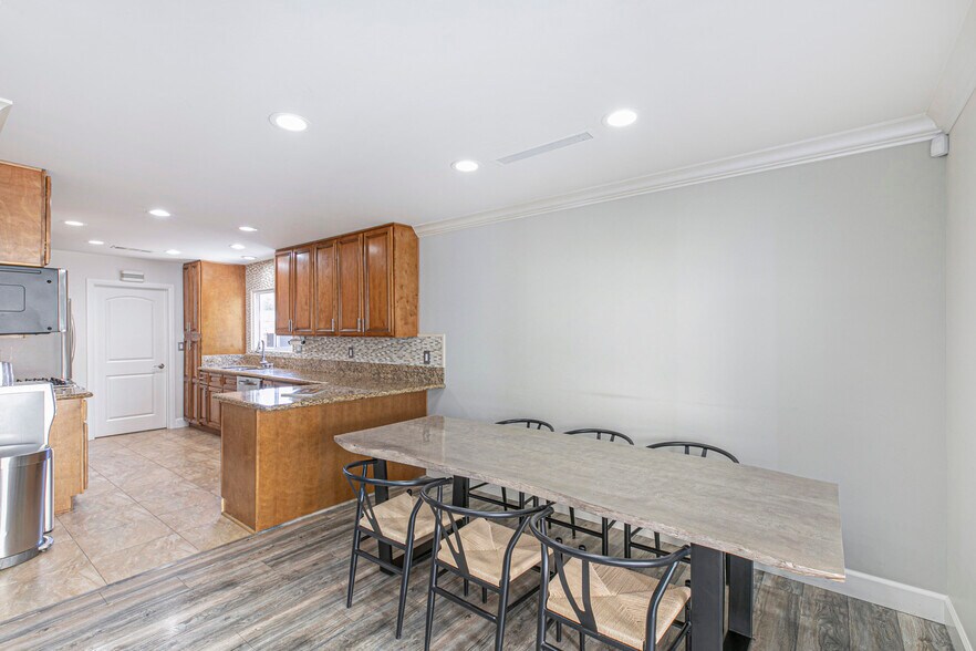 Building Photo - 9434 McLennan Ave