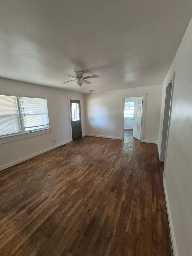 Building Photo - 2 bed, 1 Bath house in Bolivar, Mo! Call Quick!