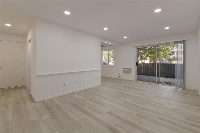 Building Photo - 9175 Campina Dr