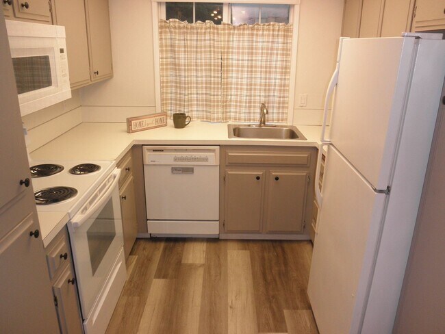 Building Photo - On cul de sac