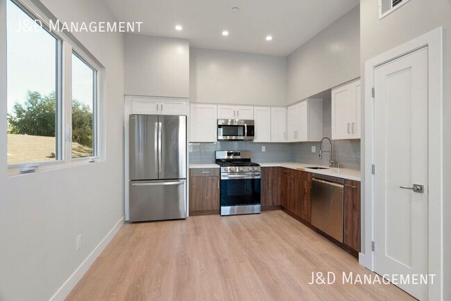 Building Photo - Brand New Build - Beautiful New Townhome