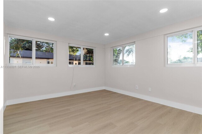 Building Photo - 559 NW 2nd St