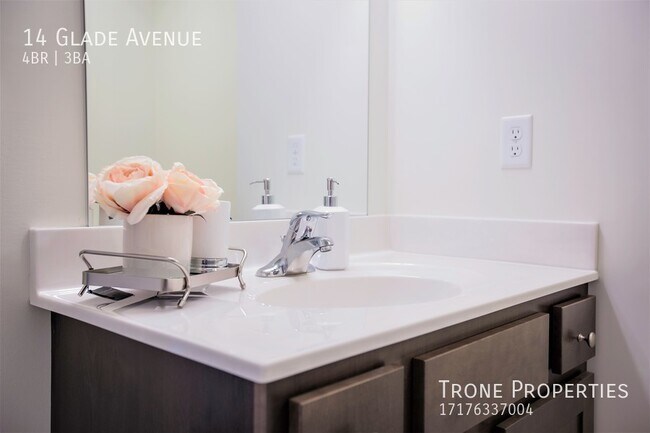 Building Photo - Glade Avenue