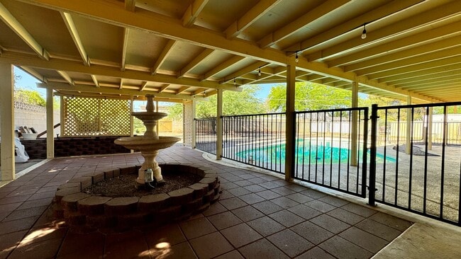 Building Photo - Eastside (Kolb and Stella) 5 bedroom house...