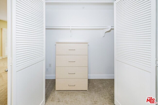 Building Photo - 937 12th St