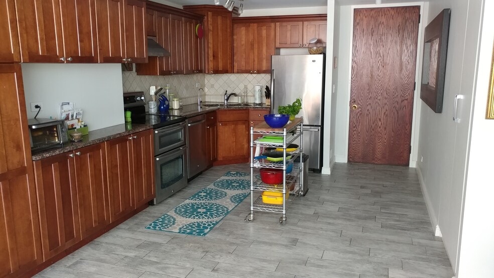 Kitchen & Entry - 720 W Gordon Terrace