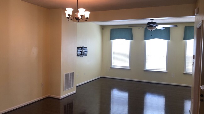 Building Photo - 3 Bedroom, Bonus Room and 3.5 Bathroom Tow...