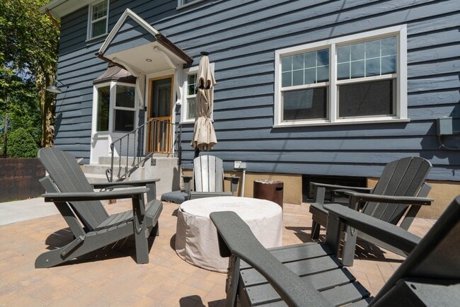 Building Photo - Charming 4 Bed, 2/5 Bath East Bench House