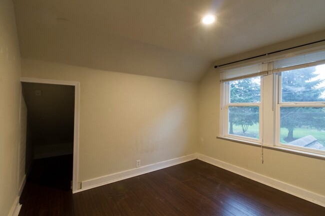 Building Photo - Cute St Johns Home with Updated Kitchen, F...