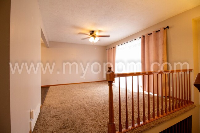 Building Photo - Must See! Well maintained 3 Bedrooms 2.5 B...