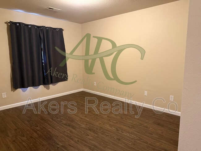 Building Photo - 343 E Bond Ct