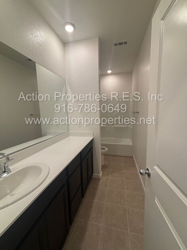 Building Photo - Rocklin Meritage Durango Subdivision - 2 Story 3 Bed, 2.5 bath - 1,833 sqft - NO HOA!