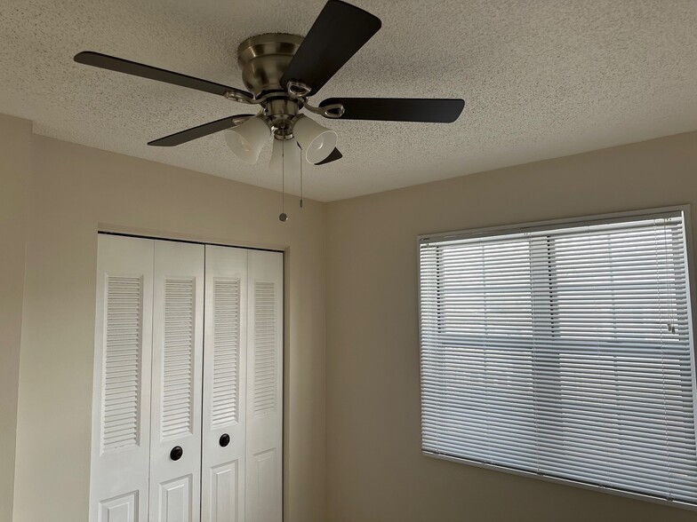 2nd bedroom w/ ceiling fan - 8850 Flamingo Ct