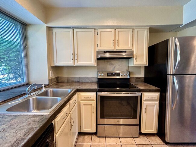 Building Photo - Beautiful & Bright Corner Condo in North Boulder