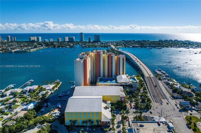 Building Photo - 2650 Lake Shore Dr