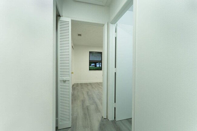 Building Photo - 1181 SW Sarto Ln