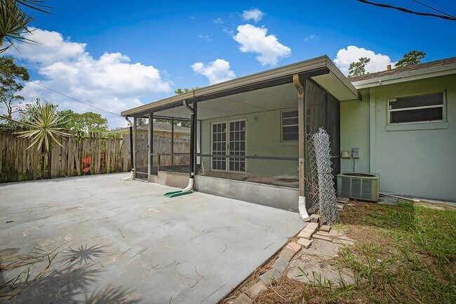 Building Photo - 2346 Caroma Ln