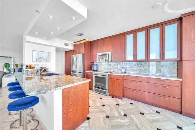 Building Photo - 16425 Collins Ave