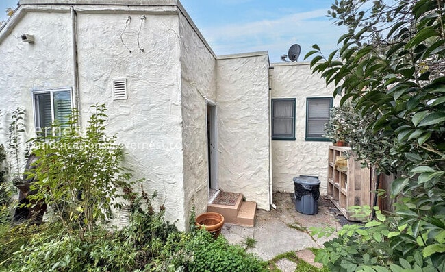 Building Photo - 605 E Santa Inez Ave