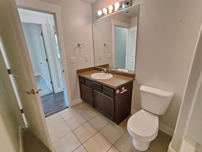 Building Photo - Charming 3-Bed, 2-Bath Condo - Two Weeks F...