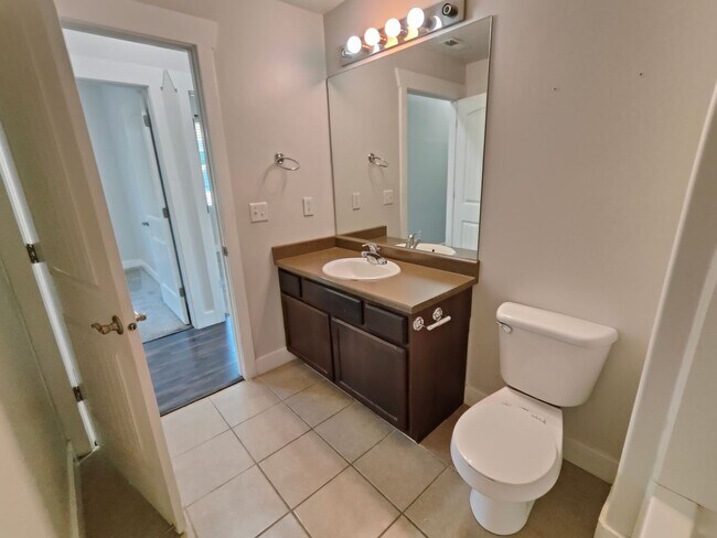 Building Photo - Charming 3-Bed, 2-Bath Condo