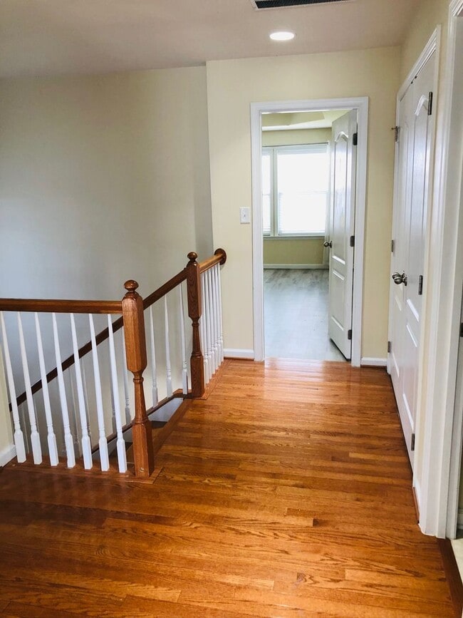 Building Photo - 4 bed/3.5 bath Townhouse in Suncrest Village - July 27th