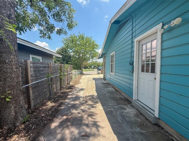 Building Photo - 1412 Vargas Rd