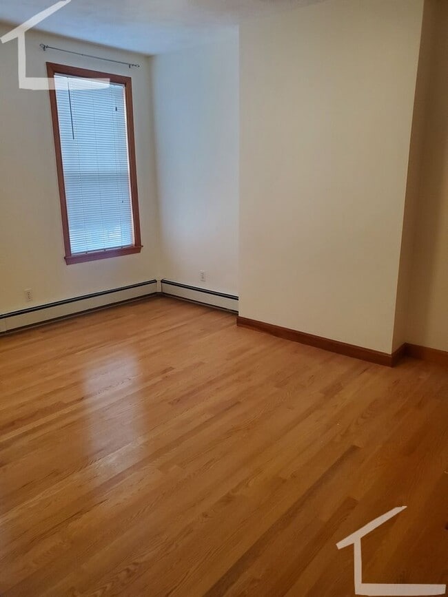 Building Photo - Nicely renovated unit with parking included!
