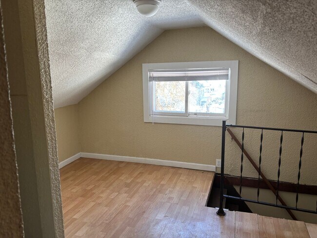 Building Photo - 3 Bedroom House