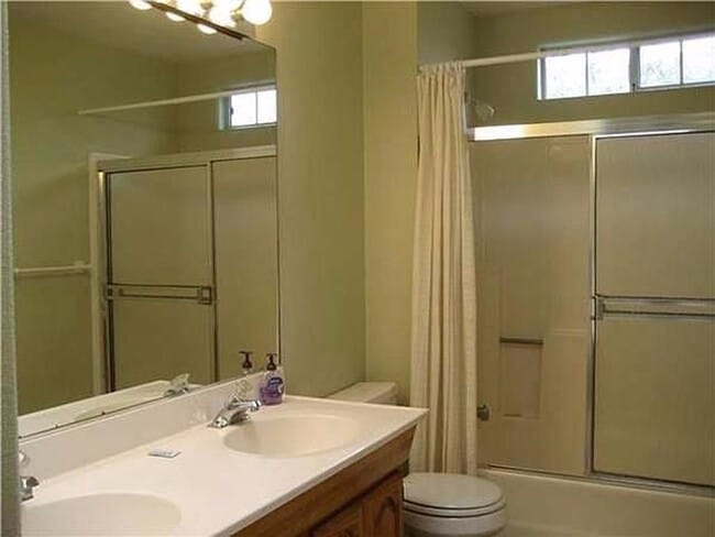 Building Photo - Spacious Beach House