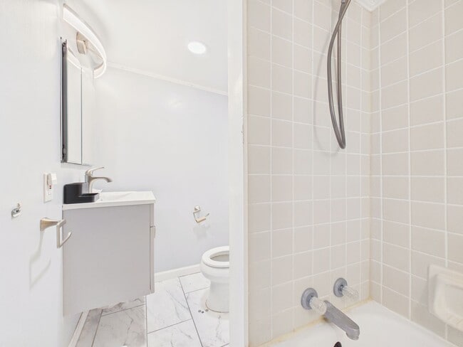 Building Photo - Single Family Home in Middletown