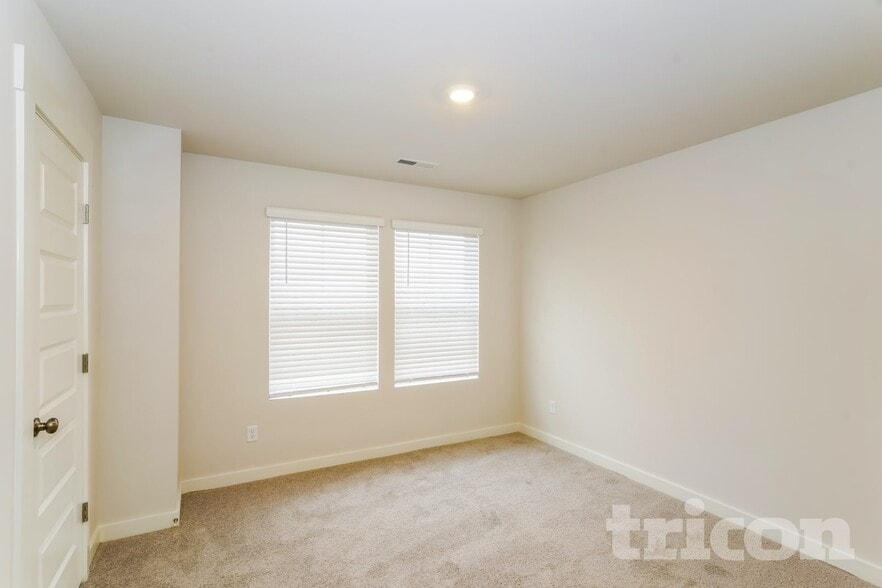 Building Photo - 359 Park Glen Dr