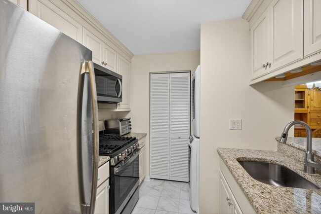 Building Photo - 511 Diamond Dr